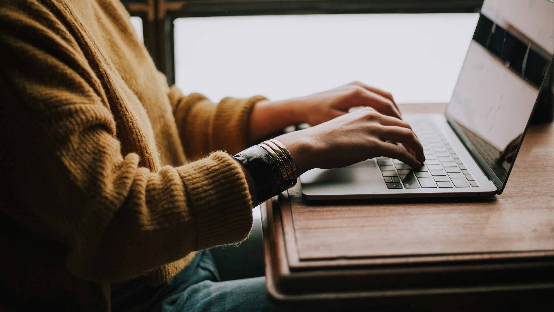 Top AI Tools for Writing Reviews: Which One Reigns Supreme?